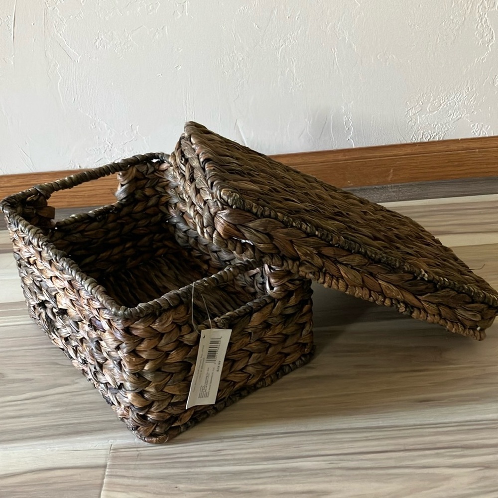 DARK BANANA LEAF STORAGE BOX WITH REMOVABLE LID
NEW WITH TAGS